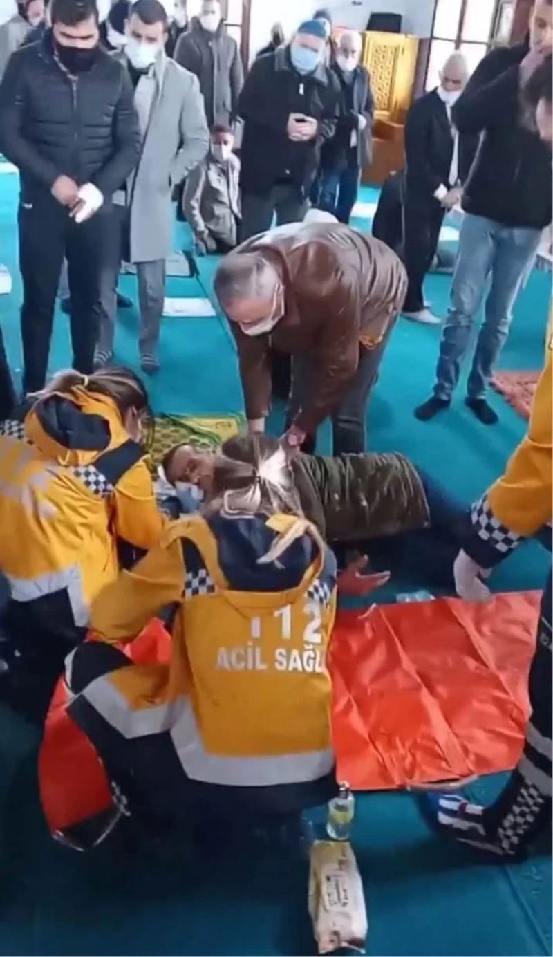 Hutbeyi dinlediği esnada kanlar içerisinde yere yığıldı
