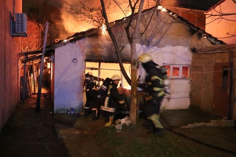 Komşusuna gitti, evi alev alev yandı
