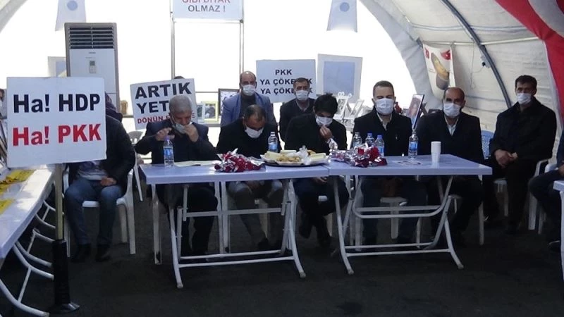 Evlat nöbetindeki aileler Gara şehitleri için Türkçe ve Kürtçe mevlit okuttu
