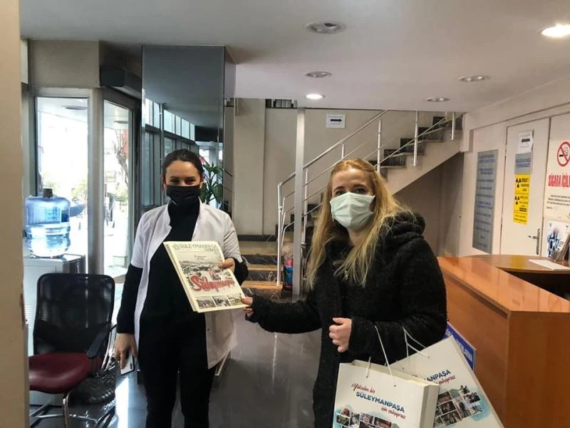 Gönül Elçileri esnafa salgınla ilgili afiş dağıtıyor
