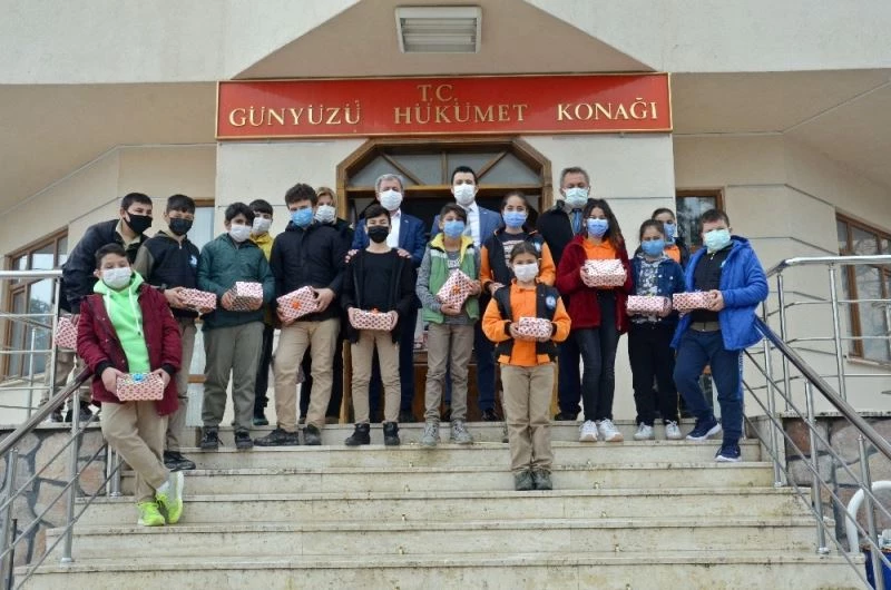 İzleyicileri ağlatan çocuklar ödüllendirildi
