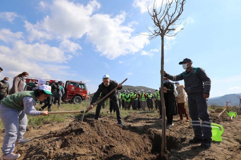 Bakan Pakdemirli, dut ormanı isteyen otizmli çocukları kırmadı
