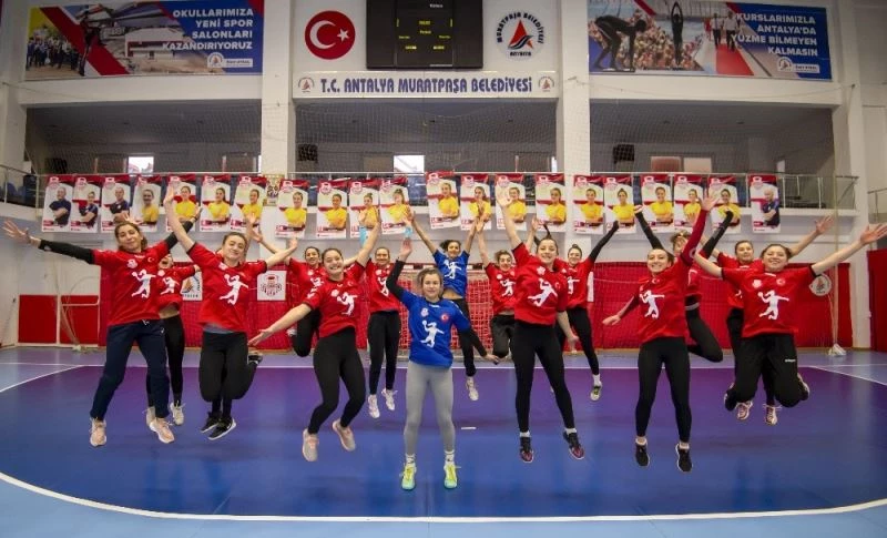 Kaptan dümene geçiyor
