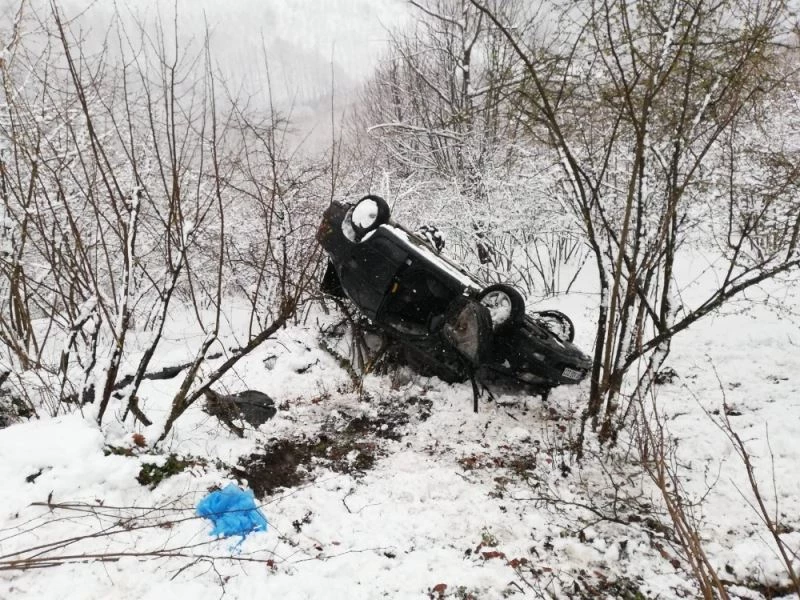 Otomobil uçuruma uçtu, yaralı halatlarla kurtarıldı
