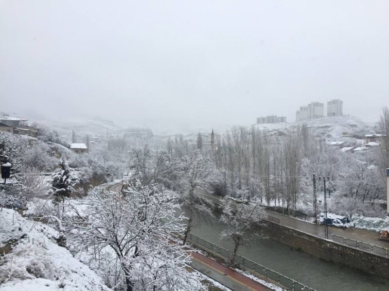 Malatyalılar güne kar yağışı ile başladı
