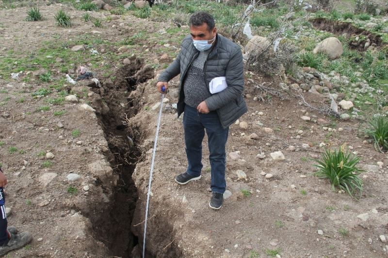 İzmir’deki korkutan çatlaklara ilişkin büyükşehirden açıklama
