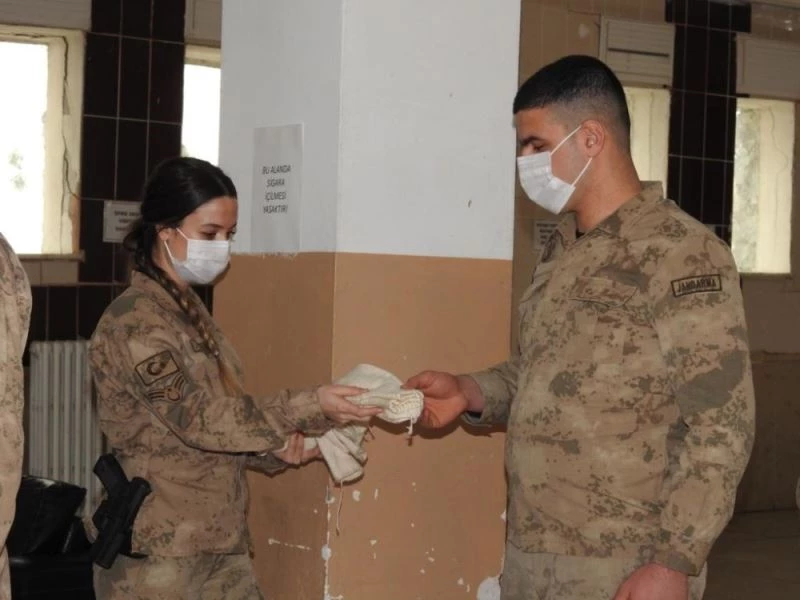 87 yaşındaki ninenin ördüğü çoraplar, Mehmetçiğe ulaştı
