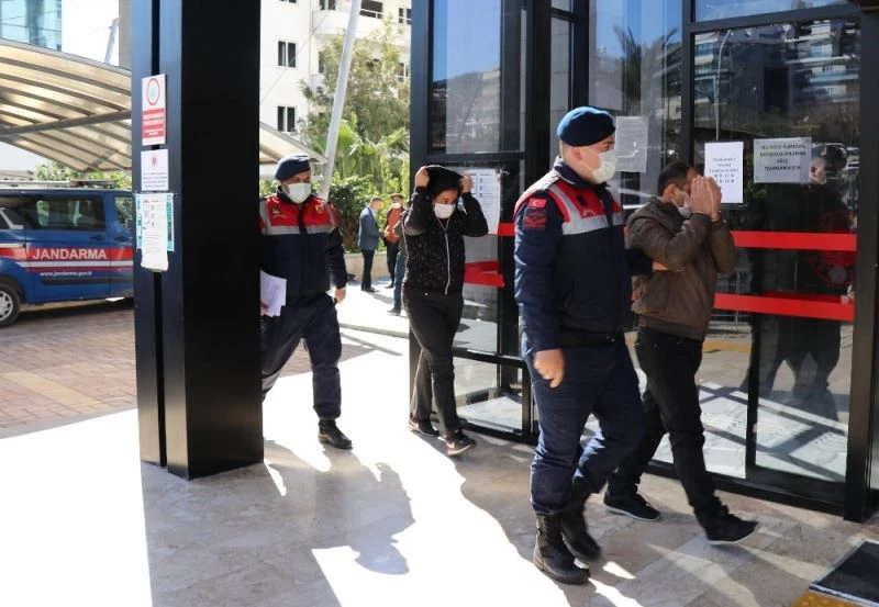 Karı-koca alışveriş yapıyor gibi hırsızlık yaptı, kutuya doldurup kaçarken yakalandı
