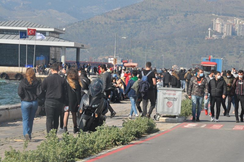 İzmir’de vatandaşlar Kordon’a akın etti, yoğunluk göze çarptı
