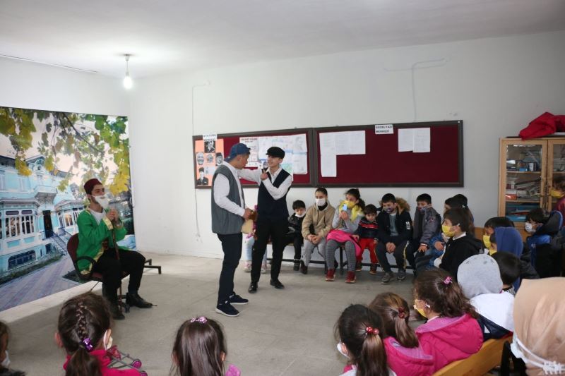 Bitlis Belediyesinden köy çocuklarına tiyatro gösterisi
