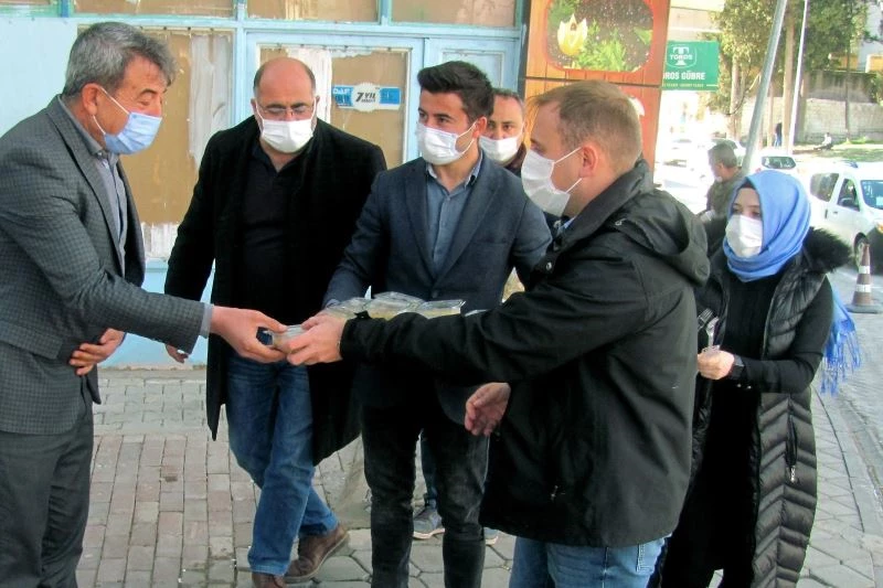 Kaymakam Mutlu irmik helvası dağıttı
