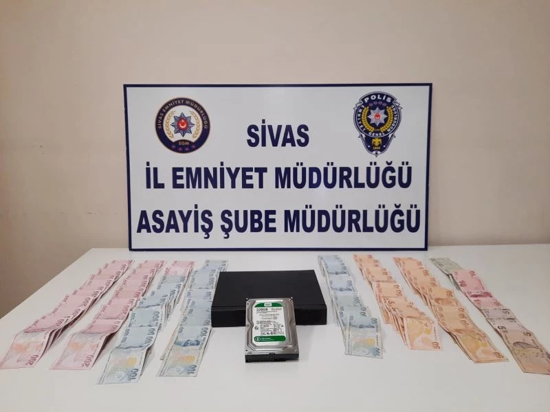 Görüntüleri yok etmek isteyen hırsız, hard disk ve paralarla yakalandı
