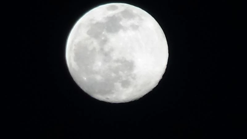 Dolunayın bulutlar arasındaki dansı mest etti
