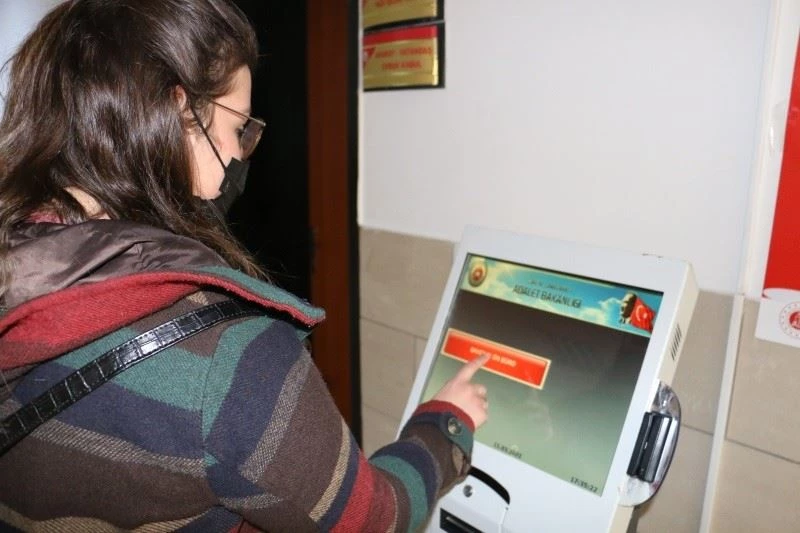 Adliyelerdeki ön büro ve danışma masalarındaki işlem süresi 3 dakikaya düştü
