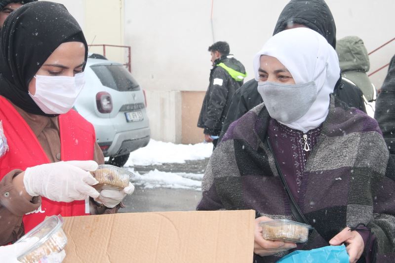 Kızılay Kadın Kolları gönüllüleri Berat Kandili nedeniyle helva dağıttı
