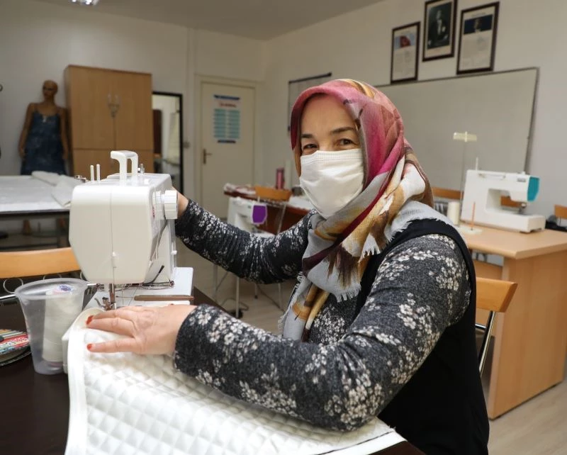 Cilt bakım tekniklerini öğrenip çocuk ve torunları için çeyiz dikiyorlar
