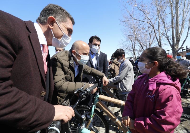 Bakan Kasapoğlu Ağrılı çocuklara verdiği bisiklet sözünü tuttu
