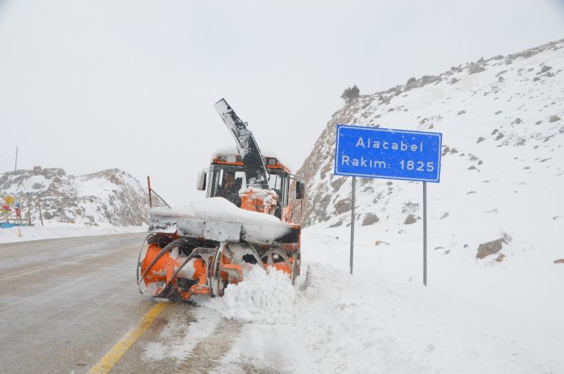 (ÖZEL) Kar savaşçılarının 1825 metre rakımlı karayolunda zorlu mesaisi
