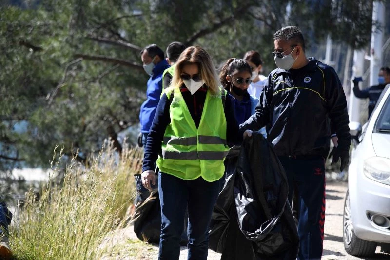 Belediye Başkanı Alim Karaca Da Katıldı; Yarımada’da Temizlik Çalışması Yapıldı
