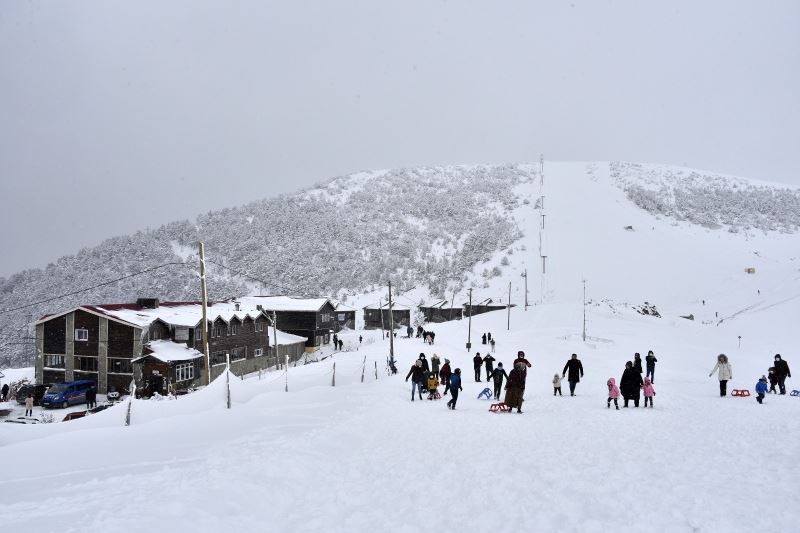 Zigana’da kayak sezonu tam bitti derken yağan Mart karı ile birlikte yeniden başladı
