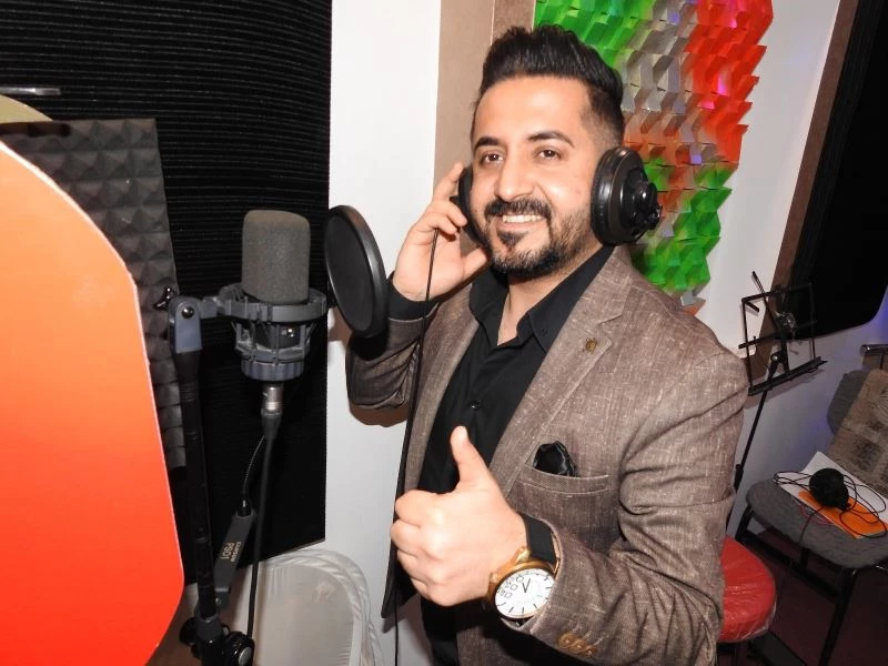 Sahnelerden uzak kalan sanatçılar klipte bir araya geldi
