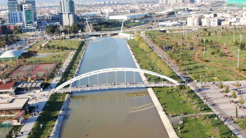 Bursa’da havayı güzel gören vatandaşlar açık havanın keyfini kurallara uyarak geçirdi
