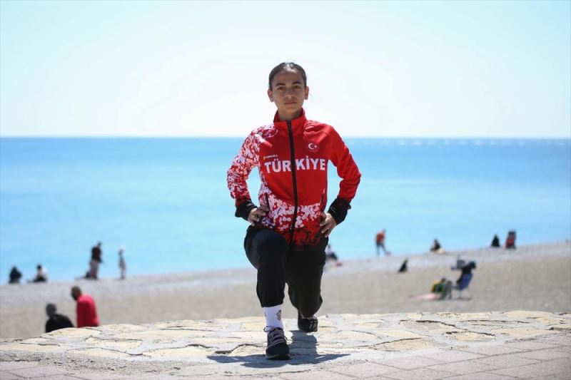 Balkan şampiyonluğuyla Türk atletizm tarihine geçen Ayşe Tekdal, başarısının sırrını AA