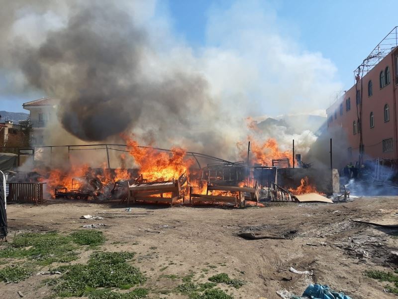 Fethiye’de ikinci el eşya mağazasının deposunda yangın çıktı
