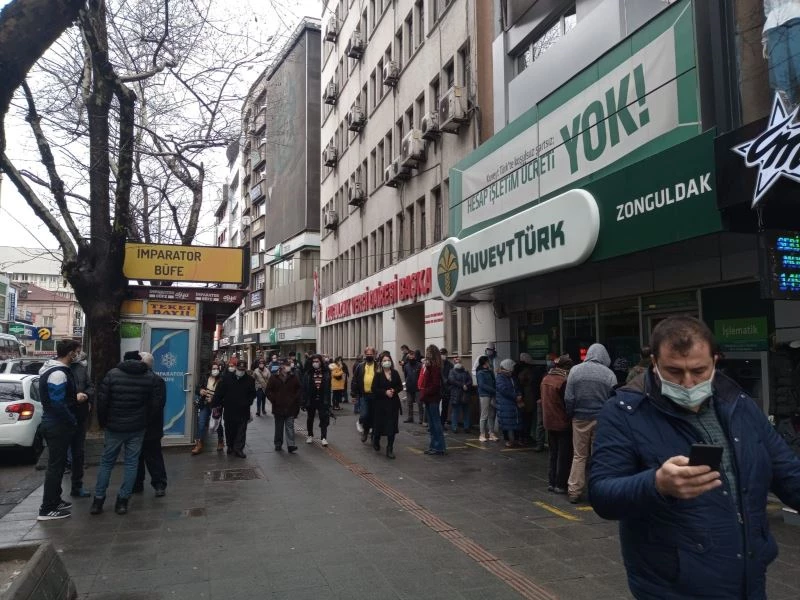 Zonguldak’ta risk haritası kızardı, vatandaşlar caddelere akın etti
