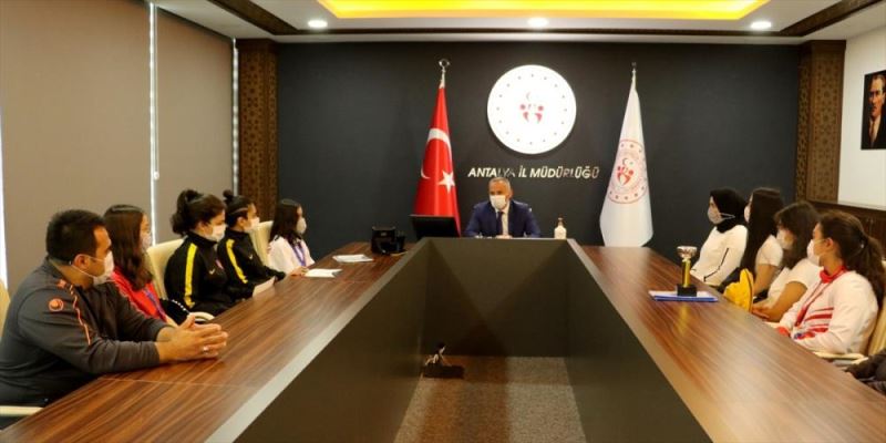 Antalya Gençlik ve Spor İl Müdürü Yavuz Gürhan, başarılı sporcuları tebrik etti