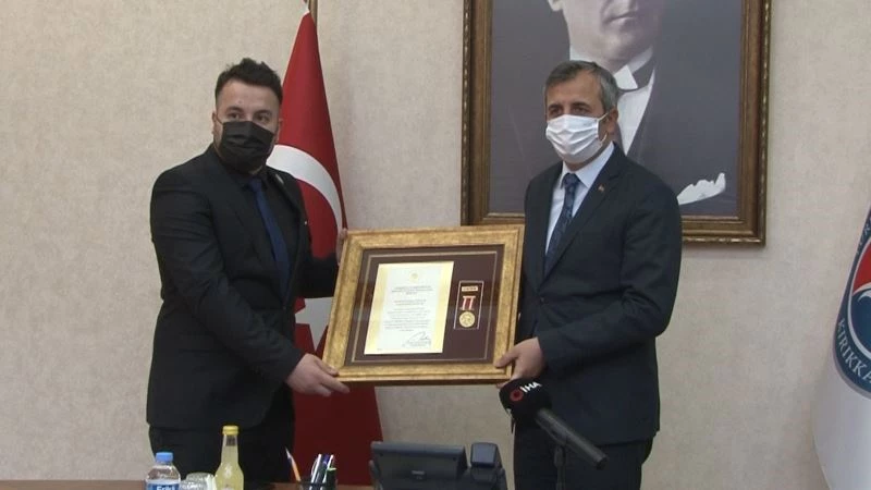 Vali Sezer: “Şehit ve gazilerimizin feragatiyle bu günlerdeyiz”
