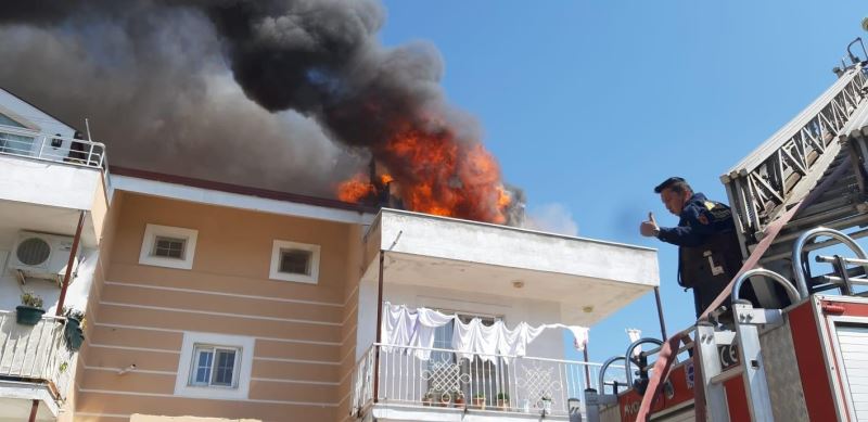 Seydikemer’de iki katlı evin çatı katında çıkan yangın korkuttu
