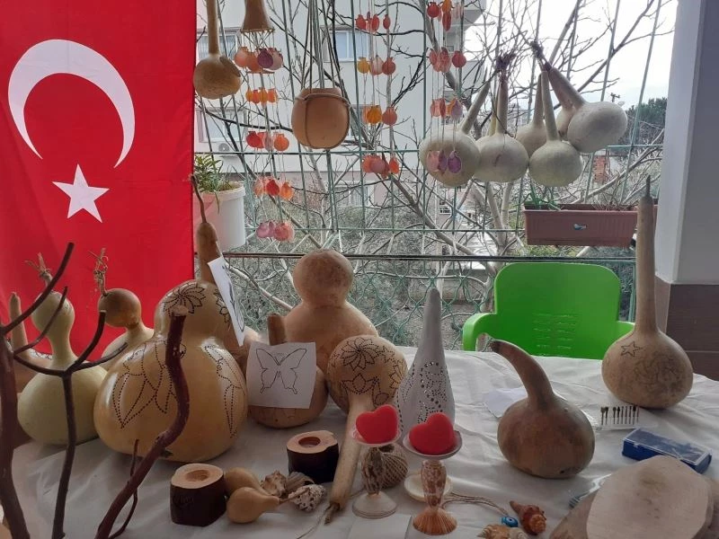 Cenaze yıkamak için kullanılan su kabaklarını sanat eserine dönüştürüyor
