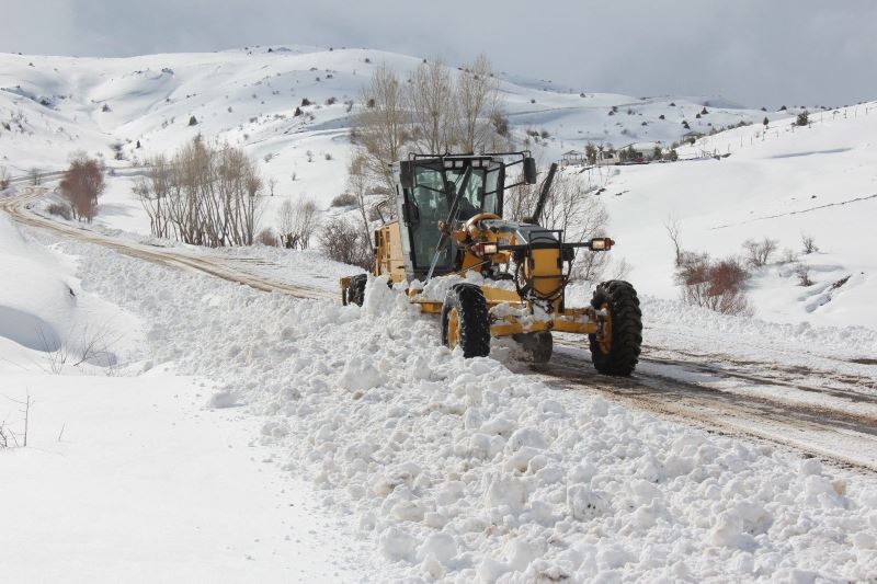 Erzincan’da kar ve tipiden 26 köy yolu ulaşıma kapandı
