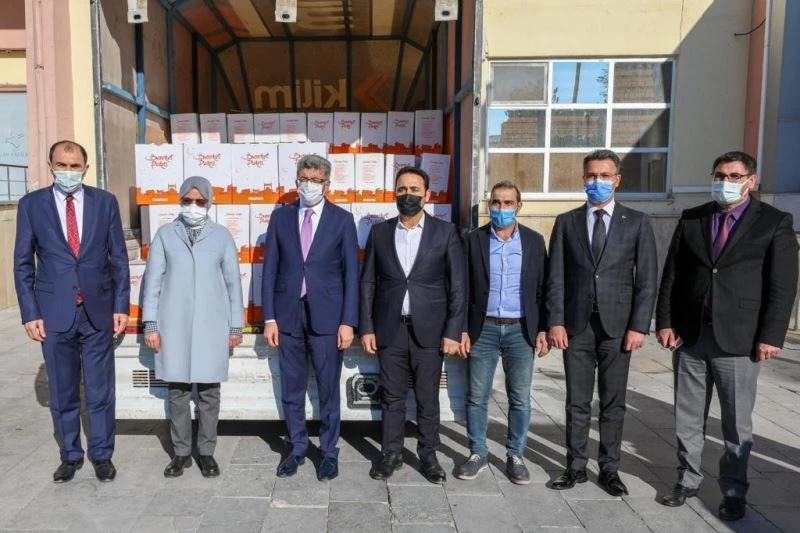 Oda Başkanı Ertopçu ve kardeşinden 400 koli gıda yardımı
