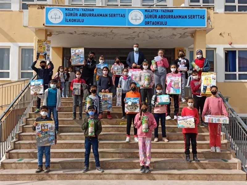 Çocuklar kendi oyuncaklarını kendi yapıyor
