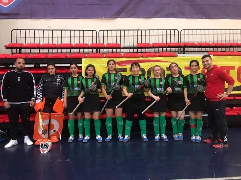 Tüm mahalleyi spor alışkanlığı kazandıran ’Hokeyci Kızlar’ 1. Ligde

