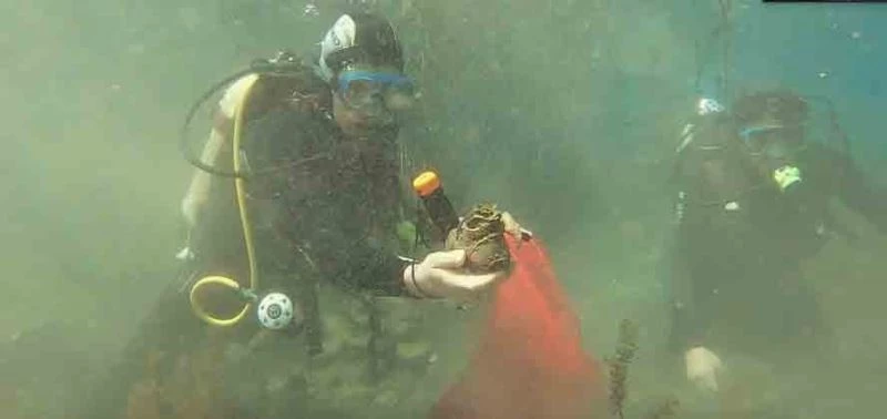 Antalya’nın tatlı su kaynağına giren dalgıçlar yine  torba torba çöple çıktı
