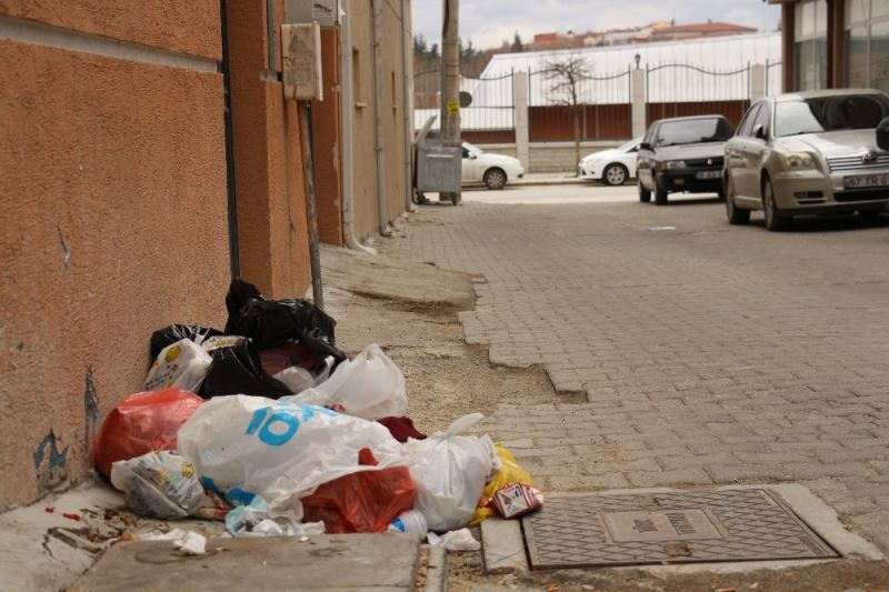 Eskişehir’de bazı vatandaşlar çöp konteynırına alışamadı
