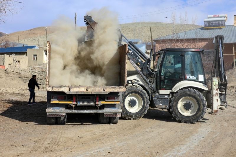 Gürpınar Belediyesi ilçedeki metruk yapıları yıkıyor
