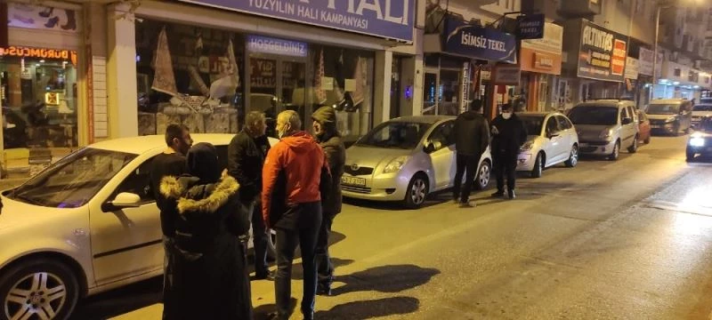 Kaza sesini duyarak evlerinden çıkan araç sahipleri büyük şok yaşadı
