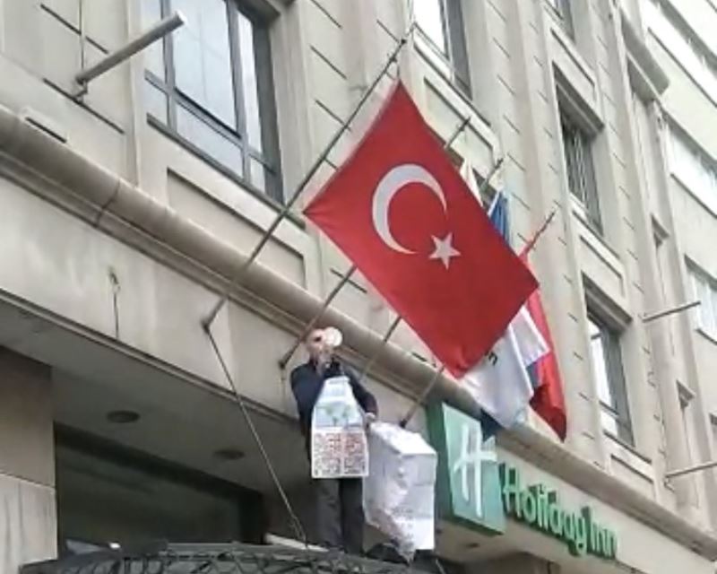(Özel) İstanbul’un göbeğinde ilginç olay: Otel girişine tırmanıp megafonla etrafa seslendi
