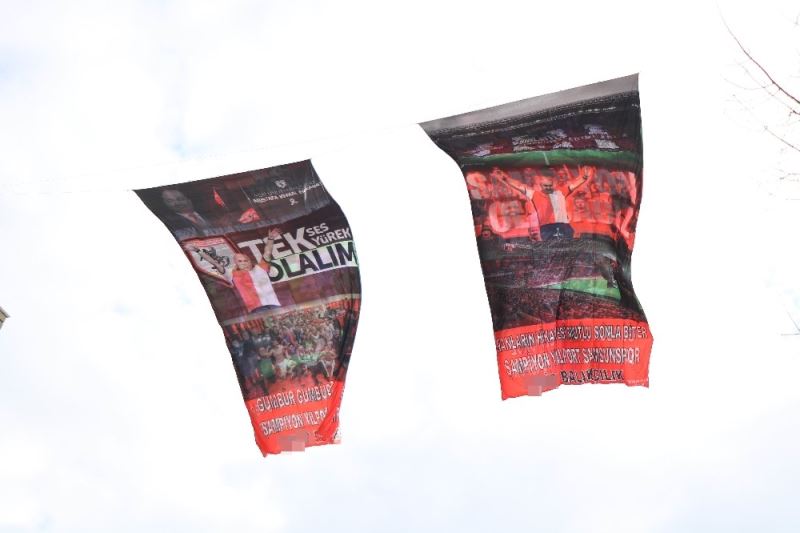 Samsun’un en büyük görselli Samsunspor bayrakları caddeye asıldı
