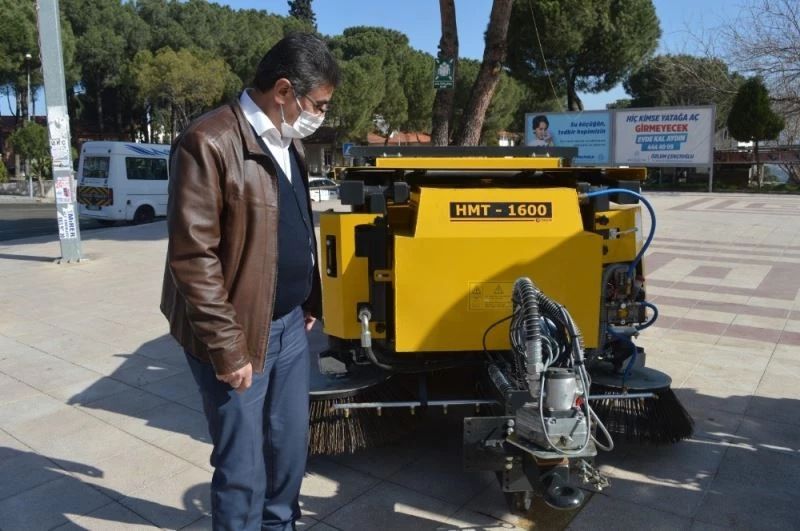 Karacasu sokaklarında süpürge araçları mesaiye başladı
