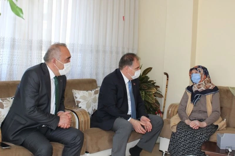 104 yaşındaki Ayşe nineye yeni kimlik kartı evinde teslim edildi
