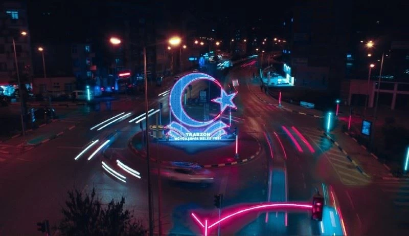 Türkiye’nin bir ucunda tuğralar kaldırılırken, diğer bir ucunda ise tuğralı ay yıldız caddeleri süslüyor
