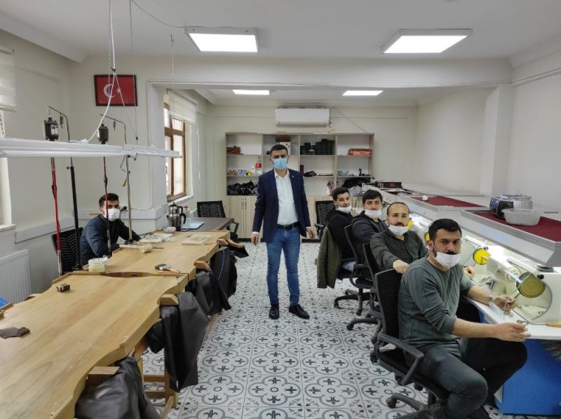 İstanbul’da öğrendiği gümüşçülük mesleğini memleketi Batman’da işsiz gençlere öğretiyor
