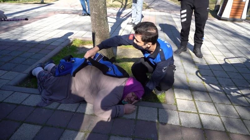 Zabıtadan takdir toplayan hareket: Montunu verdi, eliyle yastık yaptı
