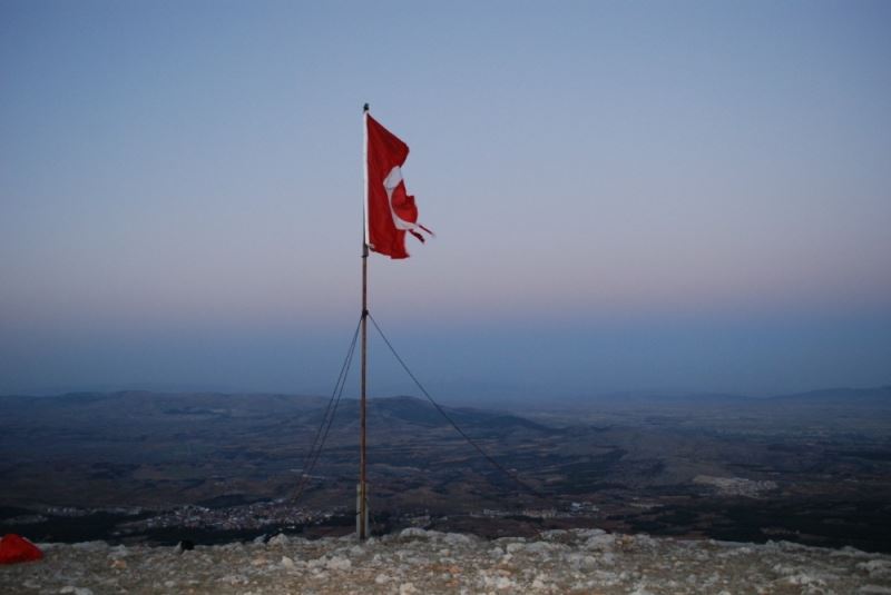 Denizli’de Ülkü Ocakları 1840 metre yükseklikte Türk bayrağını değiştirdi

