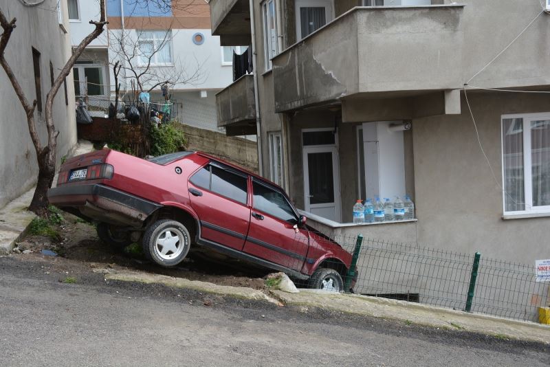 Sinop’ta park halindeki otomobil evin balkonuna girdi
